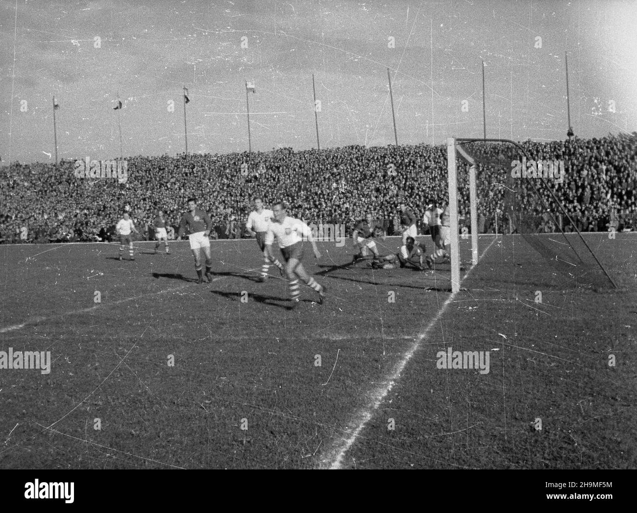 Varsovie, 1948-09-19.Na stadionie Wojskowego Klubu Sportowego Legia przy ul.€azienkowskiej rozegrano miêdzypañstwowy mecz pi³karski Wêgry-Polska.Zwyciê¿yli Wêgrzy 6:2.Gole strzelili: Józef Kohut, Gerard Cieœlik oraz József Bozsik, Ferenc Deak (2), Ferenc Szusza, Matyas Toth, Nandor Hidegkuti.NZ. Akcja W pobli¿u polskiej bramki. mw PAPVarsovie, le 19 septembre 1948.Un match de football Hongrie-Pologne (6:2) a été joué au stade du club sportif militaire Legia sur la rue Lazienkowska.L'équipe polonaise: Antoni Janik (gardien de but), Antoni Barwinski, Henryk Janduda, Mieczyslaw Szczurek, Tadeusz Banque D'Images