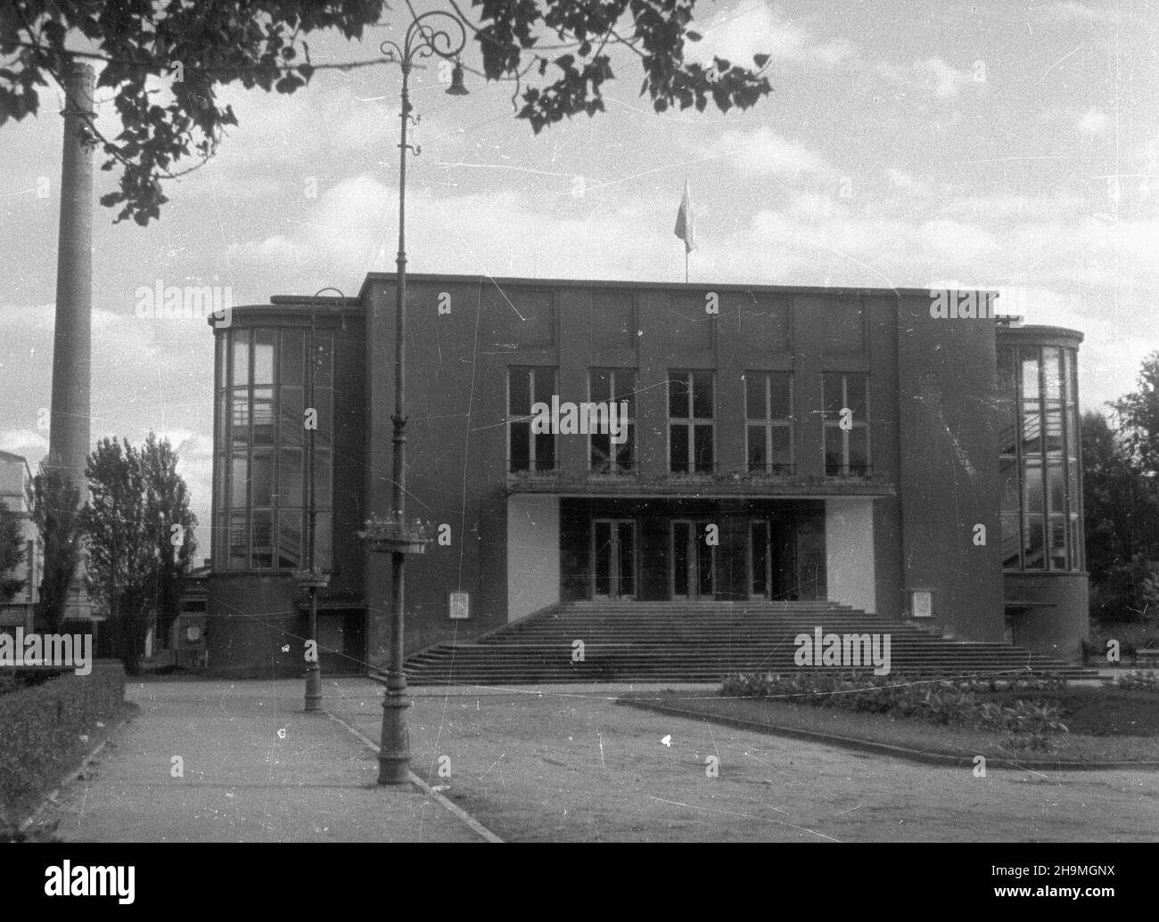 Bia³ystok, 1948-09-23.Otwarcie Teatru miejskiego na Plantach.NZ. Widok na odbudowany gamach. msa PAPBialystok, 23 septembre 1948.L'ouverture du théâtre de la ville dans le parc Planty.Photo : le bâtiment reconstruit. msa PAP Banque D'Images