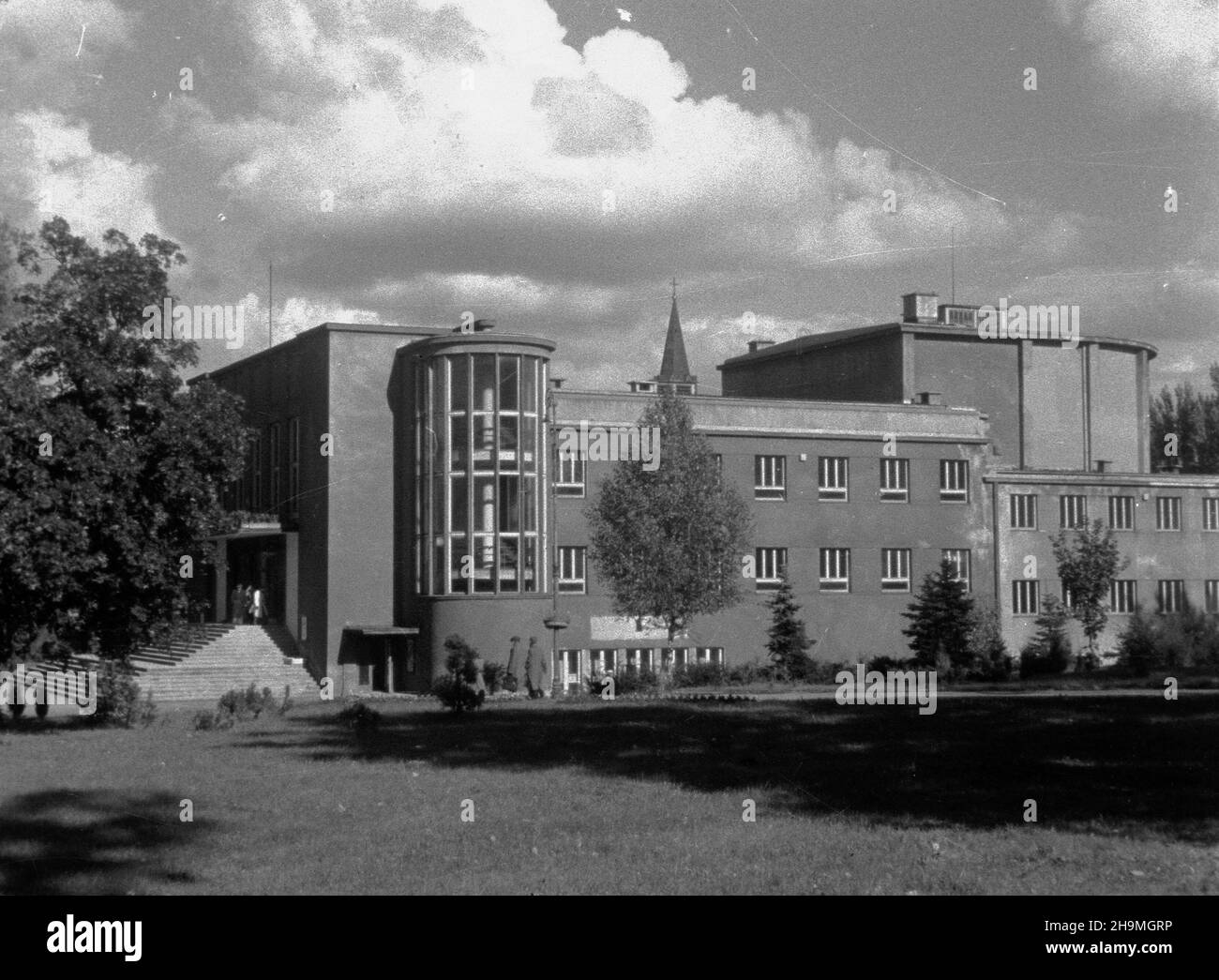 Bia³ystok, 1948-09-23.Otwarcie Teatru miejskiego na Plantach.NZ. Widok na odbudowany gamach. msa PAPBialystok, 23 septembre 1948.L'ouverture du théâtre de la ville dans le parc Planty.Photo : le bâtiment reconstruit. msa PAP Banque D'Images