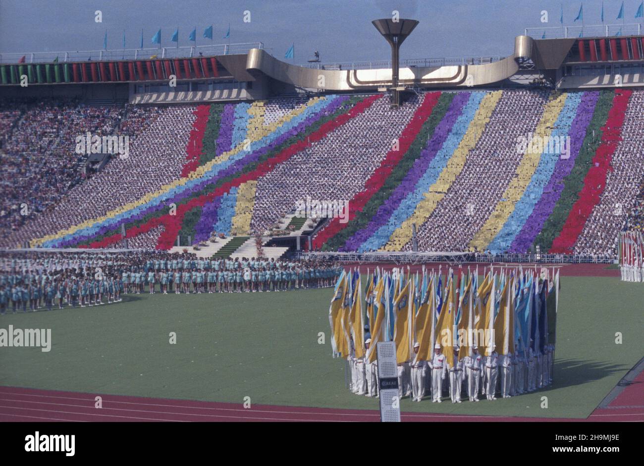 Rosja Moskwa 07.1985.XII Œwiatowy Festiwal M³odzie¿y i Studentów Moskwa '85 (27.07-03.08.1985), W którym udzia³ wziê³o ok.26 koszestników ze 157 krajów.Polskê reprezentowa³a grupa 600 osobowana, czele z przewodnicz¹cym Zarz¹du G³ównego Zwi¹zku Socjalistycznej M³odzie¿y Polskiej Jerzym Szmajdziñskim.uroczystoœæ otwarcia na Centralnym Stadionie im.Lenina na £u¿nikach. wb PAP/Grzegorz Rogiñski Dok³adny dzieñ wydarzenia nieustalony.Moscou, Russie, juillet 1985.Environ 26,000 délégués de 157 pays sont venus au 12ème Festival mondial de la jeunesse et des étudiants (juillet 27-août3).P Banque D'Images