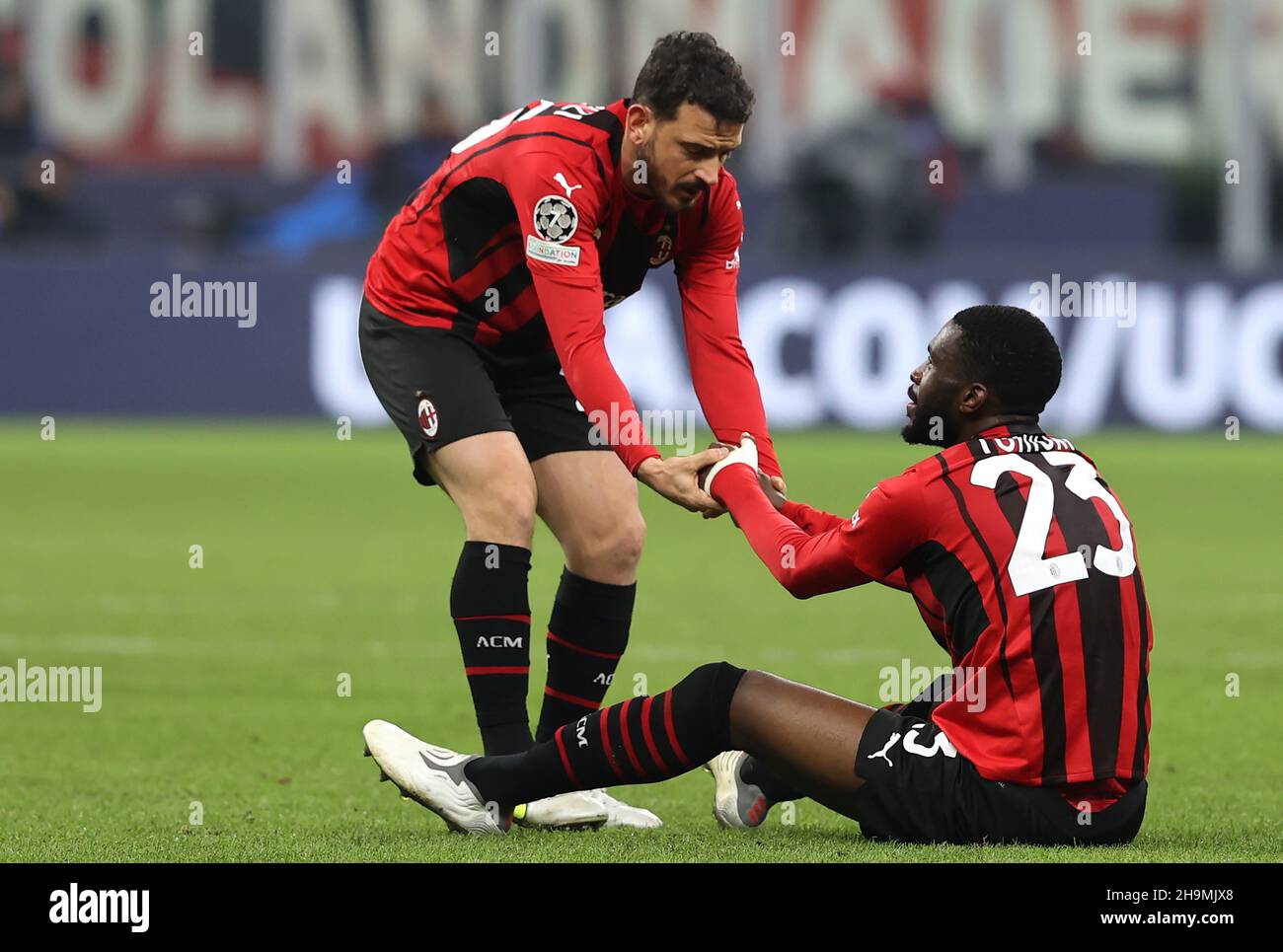 Fikayo Tomori (à droite) de l'AC Milan est consolé par son coéquipier Alessandro Florenzi après le match de l'UEFA Champions League, groupe B, au San Siro, à Milan.Date de la photo: Mardi 7 décembre 2021. Banque D'Images