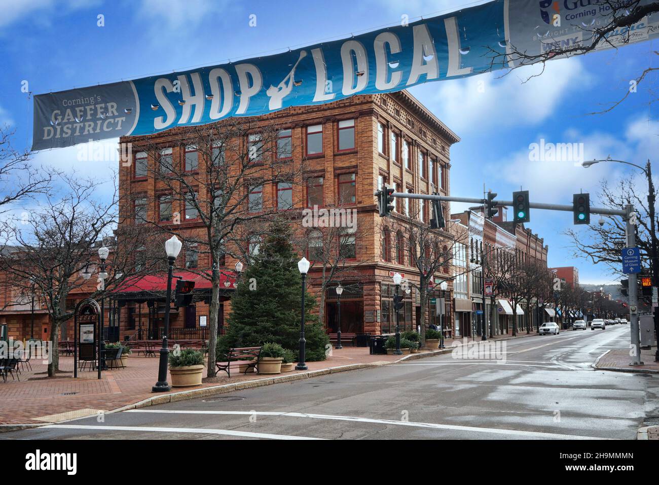 Corning, New York - 19 novembre 2021 : Market Street, dans le quartier de Gaffer, a bien conservé des bâtiments du XIXe siècle avec des magasins intéressants. Banque D'Images