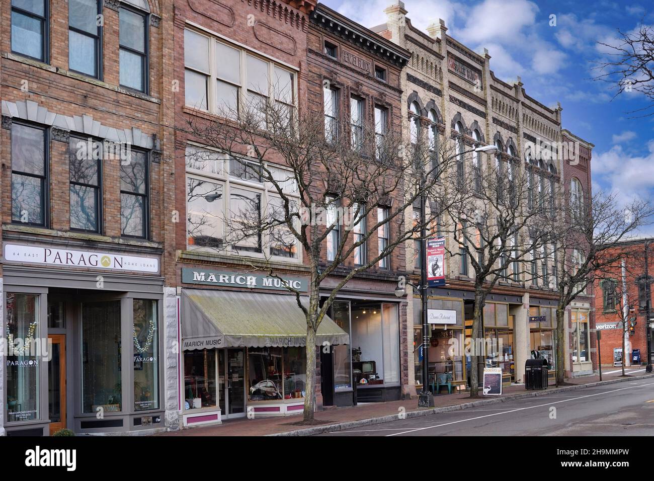 Corning, New York - 19 novembre 2021 : Market Street, dans le quartier de Gaffer, a bien conservé des bâtiments du XIXe siècle avec des magasins intéressants. Banque D'Images
