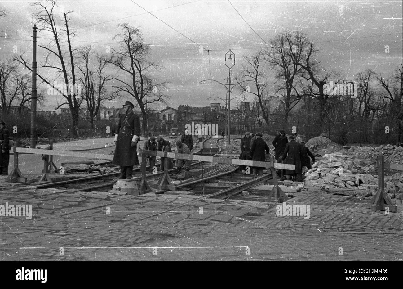 Varsovie, 1948-10.Budowa torów tramwajowych na linii Œródmieœcie-¯oliborz.NZ. Prace u zbiegu ulic Marsza³kowskiej i Królewskiej, ko³o Ogrodu Saskiego.Dok³adny dzieñ wydarzenia nieustalony. bk PAPVarsovie, octobre 1948.La construction d'une ligne de tramway Srodmiescie-Zoliborz.Photo : travaux à la jonction des rues Marszalkowska et Krolewska, près du jardin Saski. bk PAP Banque D'Images