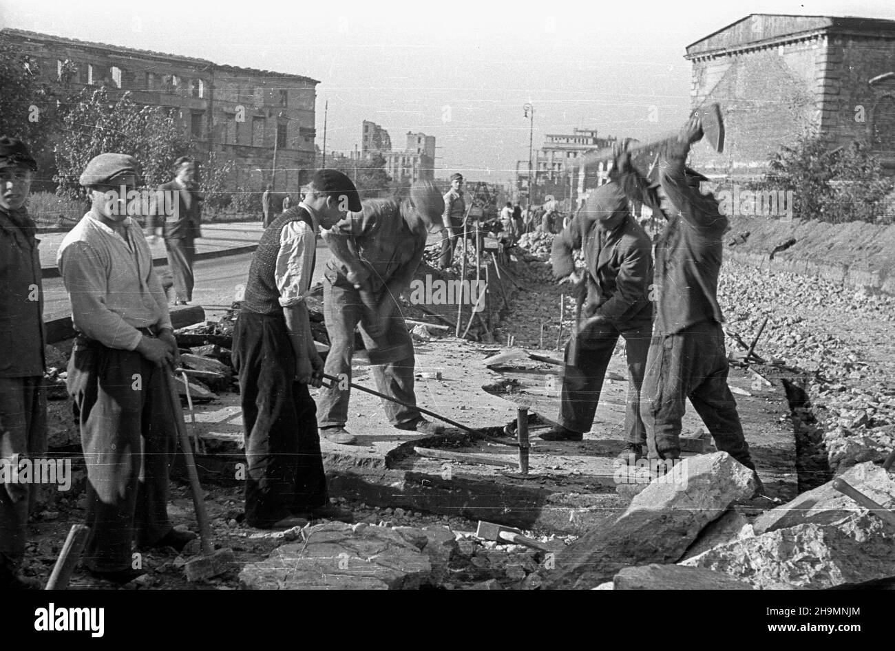 Varsovie, 1948-10.Do po³owy listopada planowano zakoñczyæ przed³u¿anie torów tramwajowych na ul.Marsza³kowskiej, przez Ogród Saski.Dziêki temu dzielnice Œródmieœcie i ¯oliborz uzyskaj¹ bezpoœrednie po³¹czenie tramwajowe.NZ. PRACE W REJONIE pl.¯elaznej Bramy.W tle: z lewej zniszczona, klasycystyczna, kamienica Janasza (Hôtel Saski), z prawej klasycystyczny Pa³ac B³êkitny (pa³ac Zamoyskich) przy ul.Senatorskiej.Widok od strony po³udniowej. pw PAP Dok³adny dzieñ wydarzenia nieustalony.Varsovie, octobre 1948.Une ligne de tramway sur la rue Marszalkowska devait être prolongée par le S Banque D'Images