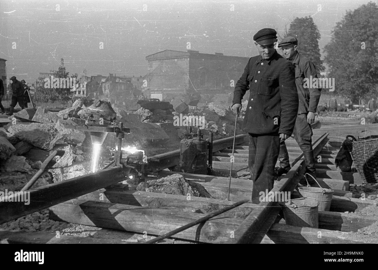Varsovie, 1948-10.Do po³owy listopada planowano zakoñczyæ przed³u¿anie torów tramwajowych na ul.Marsza³kowskiej, przez Ogród Saski.Dziêki temu dzielnice Œródmieœcie i ¯oliborz uzyskaj¹ bezpoœrednie po³¹czenie tramwajowe.NZ. PRACE W REJONIE pl.¯elaznej Bramy.W tle klasycystyczny Pa³ac B³êkitny (pa³ac Zamoyskich) przy ul.Senatorskiej (widok od strony po³udniowej). pw PAP Dok³adny dzieñ wydarzenia nieustalony.Varsovie, octobre 1948.Une ligne de tramway sur la rue Marszalkowska devrait être prolongée à travers le jardin Saski à la mi-novembre pour relier le district de Srodmiescie et de Zoliborz.Image Banque D'Images