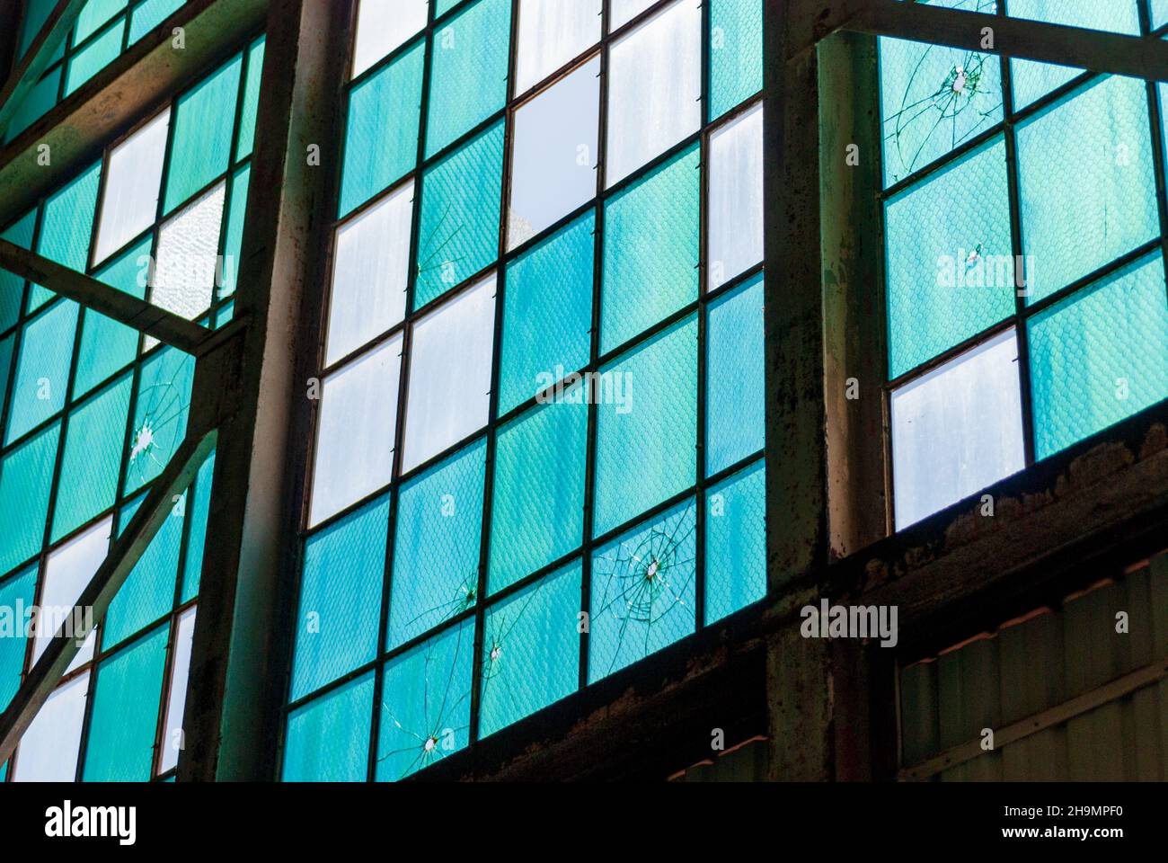 Trous de balle dans les fenêtres du Ford Island plane Hangar à Pearl Harbor Banque D'Images