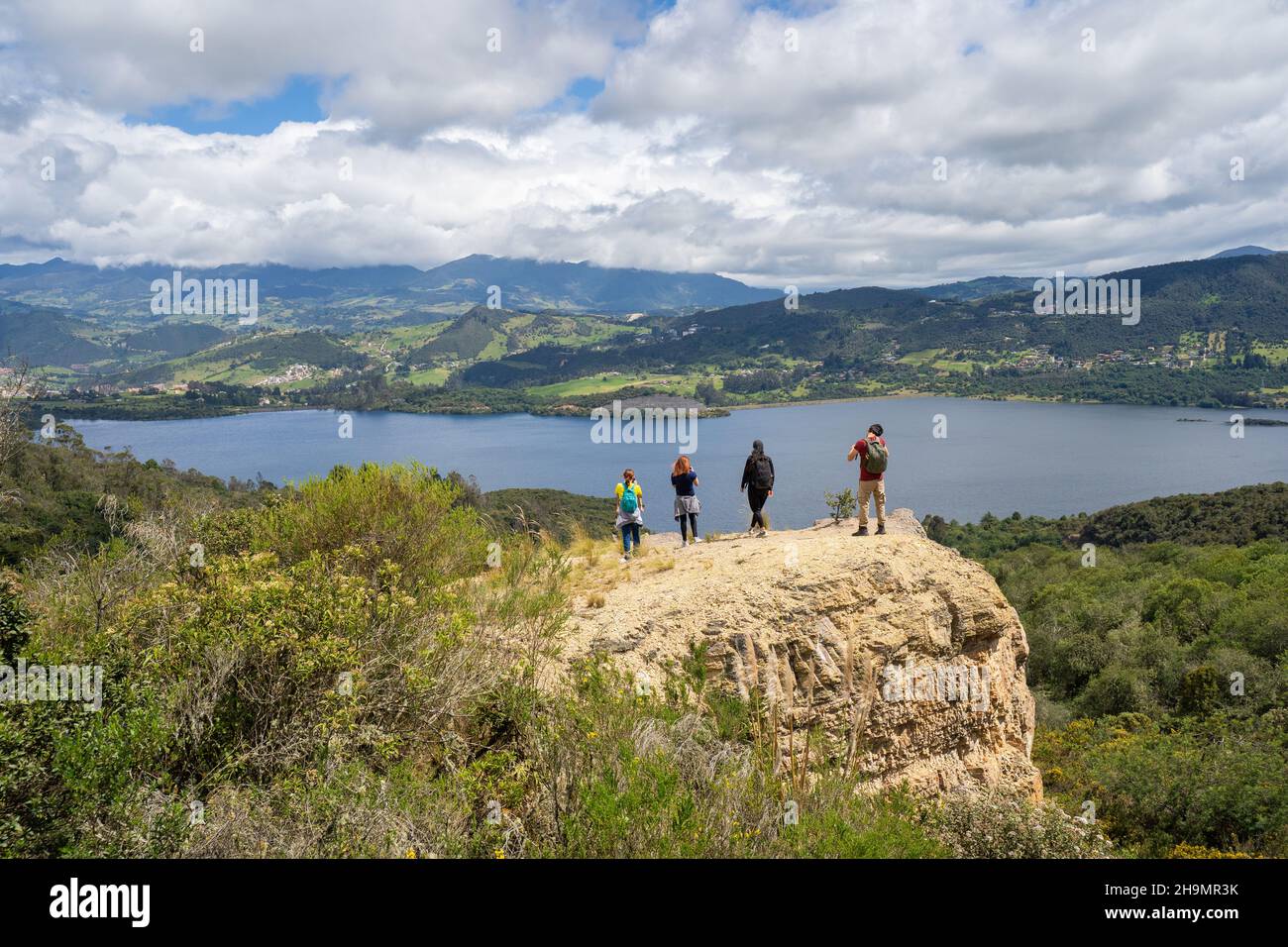 Depuis la localité d'Usaquen, Bogota, Colombie.Vue sur le lac de Saint Rafael et le village de la Calera. Banque D'Images