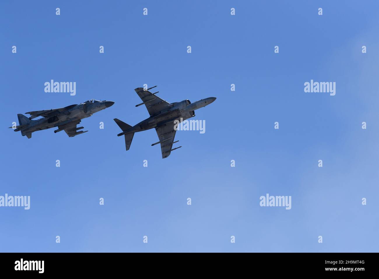 Une paire de Marine corps des Etats-Unis AV-8B Harriers break pour atterrir à MCAS Miramar à San Diego, Californie Banque D'Images