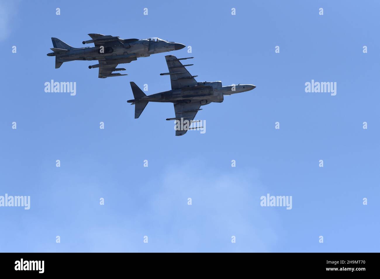 Une paire de Marine corps des Etats-Unis AV-8B Harriers break pour atterrir à MCAS Miramar à San Diego, Californie Banque D'Images