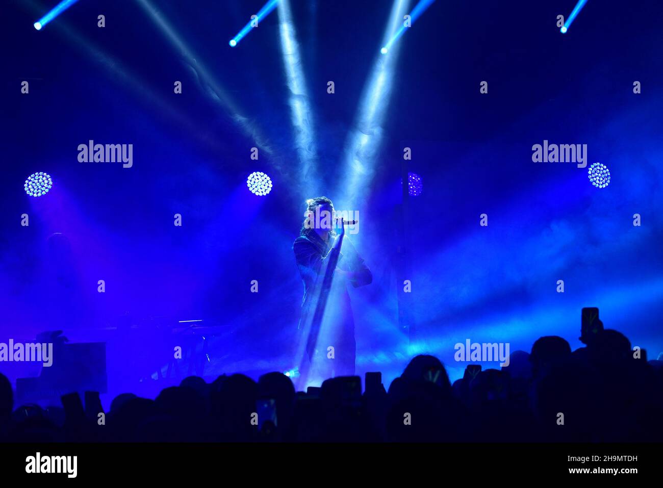 7 décembre 2021, Pozzuoli, Naples, Italie: La chanteuse italienne Michele Bravi se produit en direct à Duel Beat à Pozzuoli dans la province de Naples avec sa Geografia Del Buio Tour 2021 (Credit image: © Paola Visone/Pacific Press via ZUMA Press Wire) Banque D'Images