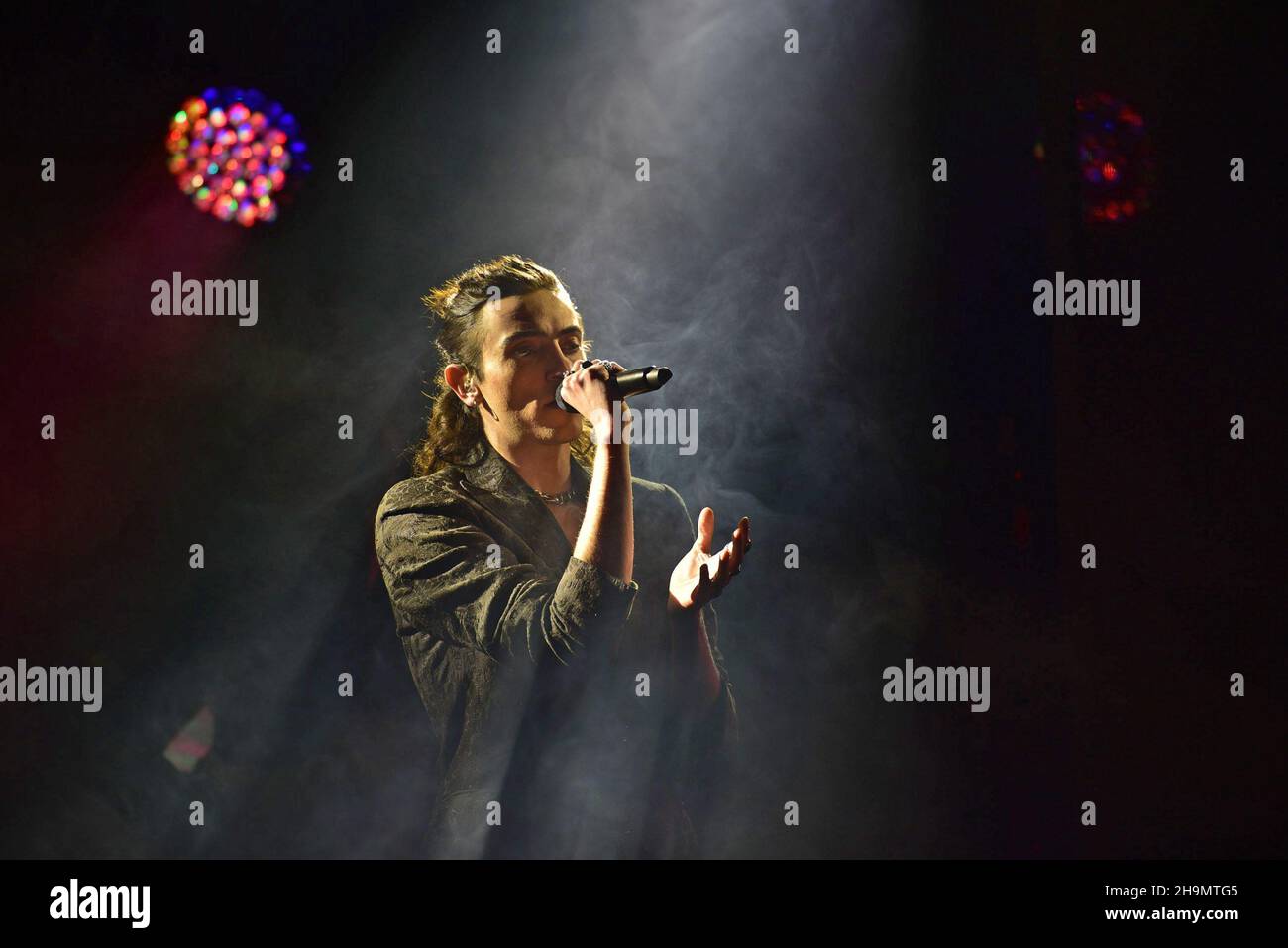 7 décembre 2021, Pozzuoli, Naples, Italie: La chanteuse italienne Michele Bravi se produit en direct à Duel Beat à Pozzuoli dans la province de Naples avec sa Geografia Del Buio Tour 2021 (Credit image: © Paola Visone/Pacific Press via ZUMA Press Wire) Banque D'Images