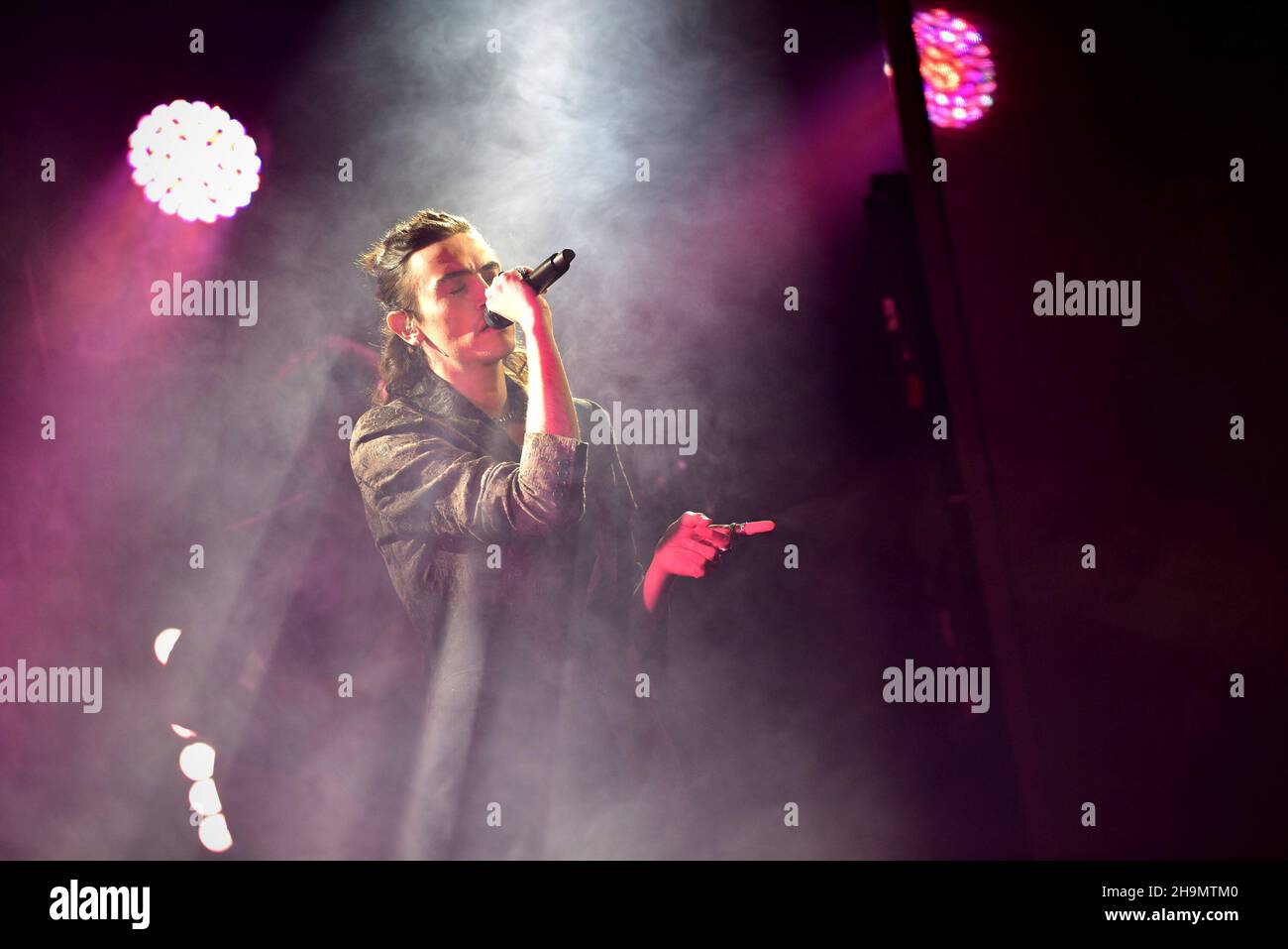 7 décembre 2021, Pozzuoli, Naples, Italie: La chanteuse italienne Michele Bravi se produit en direct à Duel Beat à Pozzuoli dans la province de Naples avec sa Geografia Del Buio Tour 2021 (Credit image: © Paola Visone/Pacific Press via ZUMA Press Wire) Banque D'Images