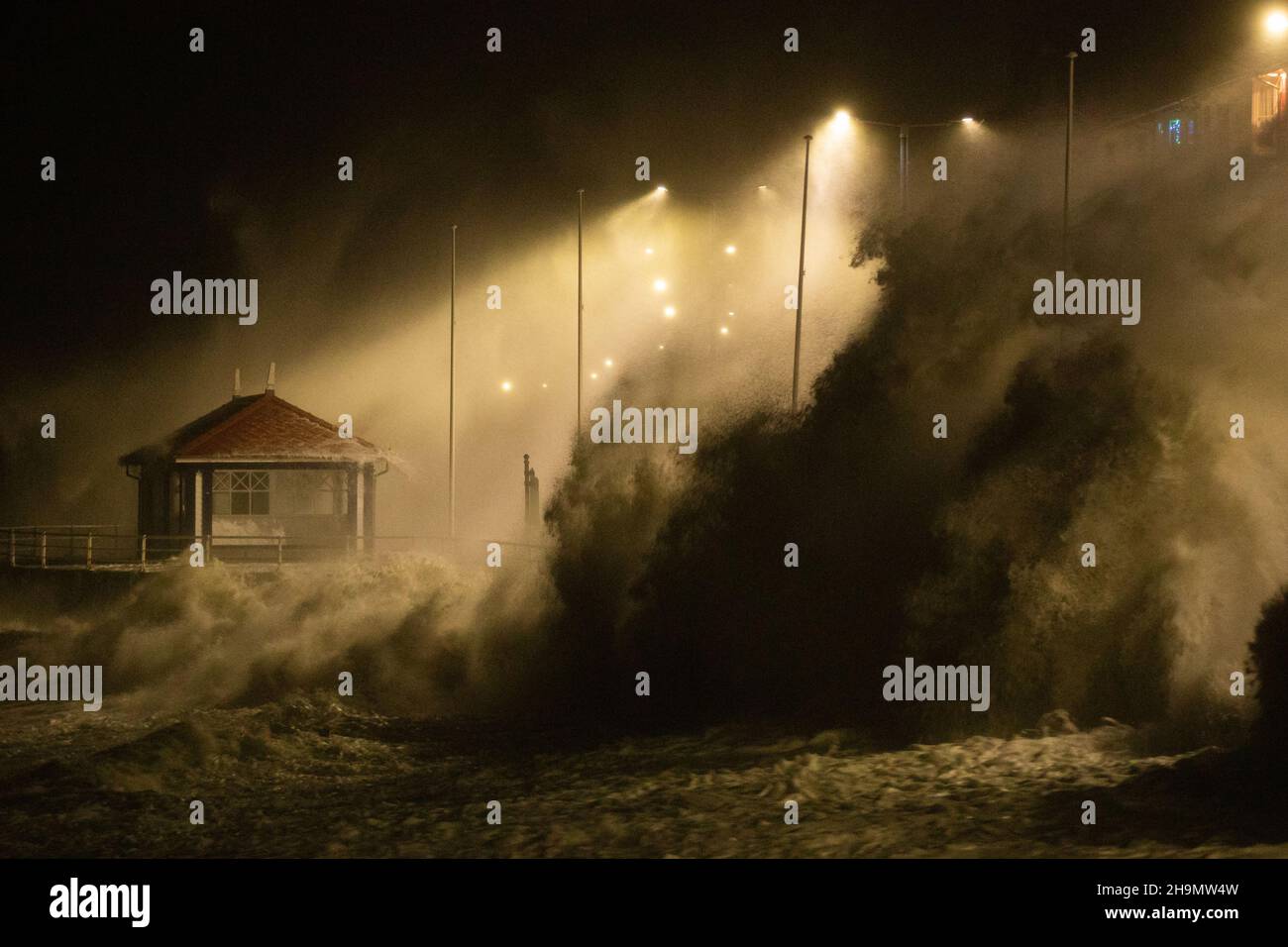 Aberystwyth, Ceredigion, pays de Galles, Royaume-Uni.07th December 2021 UK Météo: Storm Barra se combine avec la marée haute ce soir à Aberystwyth, comme d'énormes vagues crash contre la promenade.© Ian Jones/Alamy Live News Banque D'Images