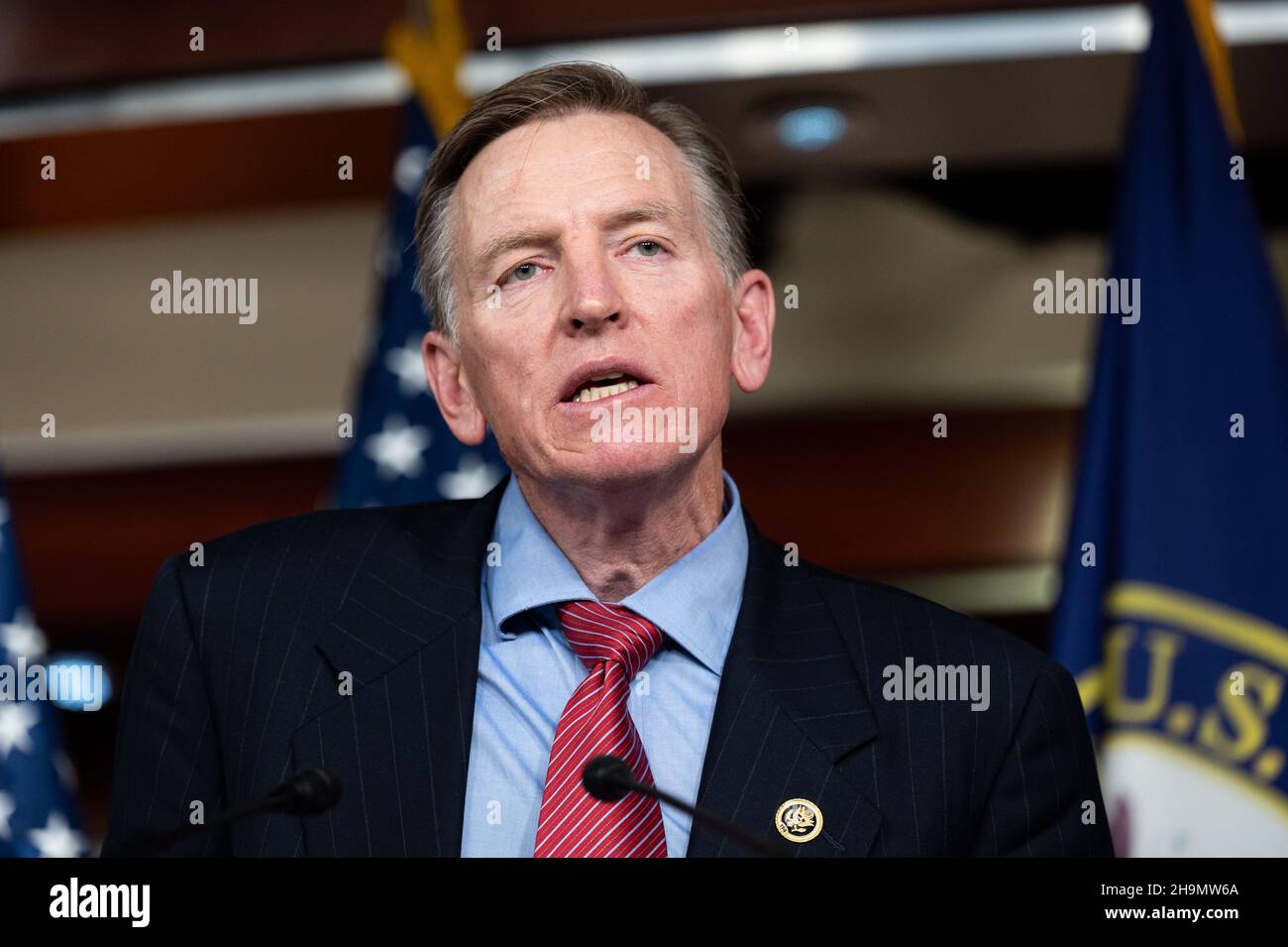 Washington, États-Unis.07ème décembre 2021.Le représentant américain Paul Gosar (R-AZ) s'exprime lors d'une conférence de presse sur le traitement des accusés du 6 janvier à la prison du District de Columbia (DC).Crédit : SOPA Images Limited/Alamy Live News Banque D'Images