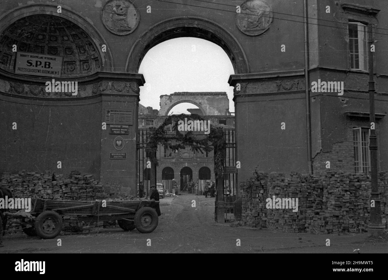 Varsovie, 1948-10.Odbudowa barokowego pa³acu Paca-Radziwi³³ów przy ul.Miodowej 15.Budynek przeznaczony zosta³ na siedzibê Ministerstwa Zdrowia.g³ówna brama o pó³kolistym kszta³cie, wejœcie z ul.uu PAP Dok³adny dzieñ wydarzenia nieustalony.Varsovie, octobre 1948.La reconstruction du palais baroque Pac-Radziwill au 15 rue Miodowa.Le bâtiment a été réservé à l'utilisation comme siège du ministère de la Santé .Photo : porte principale semi-circulaire, entrée de la rue Miodowa. uu PAP Banque D'Images