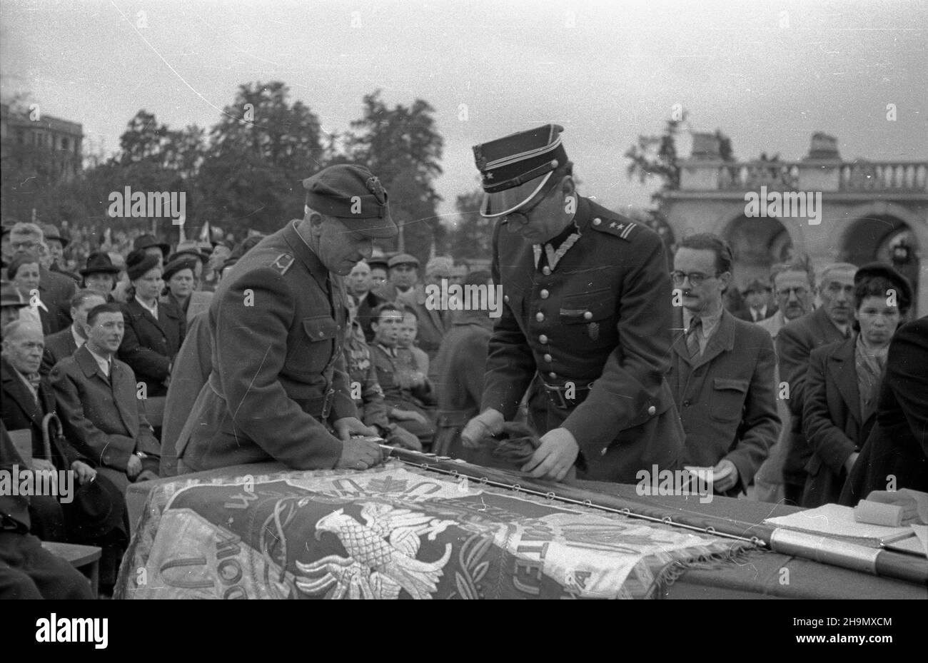 Varsovie, 1948-10-03.sto³ecznemu Zwi¹zku nad uroczystoœæ nad, nad placu Zwyciêstwa.Sztandar, jako dowód uznania i czci ufundowa³o spo³eczeñstwo Warszawy.NZ. Symboczne wbicie gwoŸdzi W drzewiec sztandaru. mw PAPVarsovie, le 3 octobre 1948.Cérémonie de remise d'un drapeau au quartier de la capitale de l'Union des anciens combattants (ZIW) sur la place Zwyciestwa (victoire).Le drapeau, symbole d'honneur et de reconnaissance a été fondé par les résidents de Varsovie.Photo: Le martelage d'un clou symbolique dans le mât. mw PAP Banque D'Images