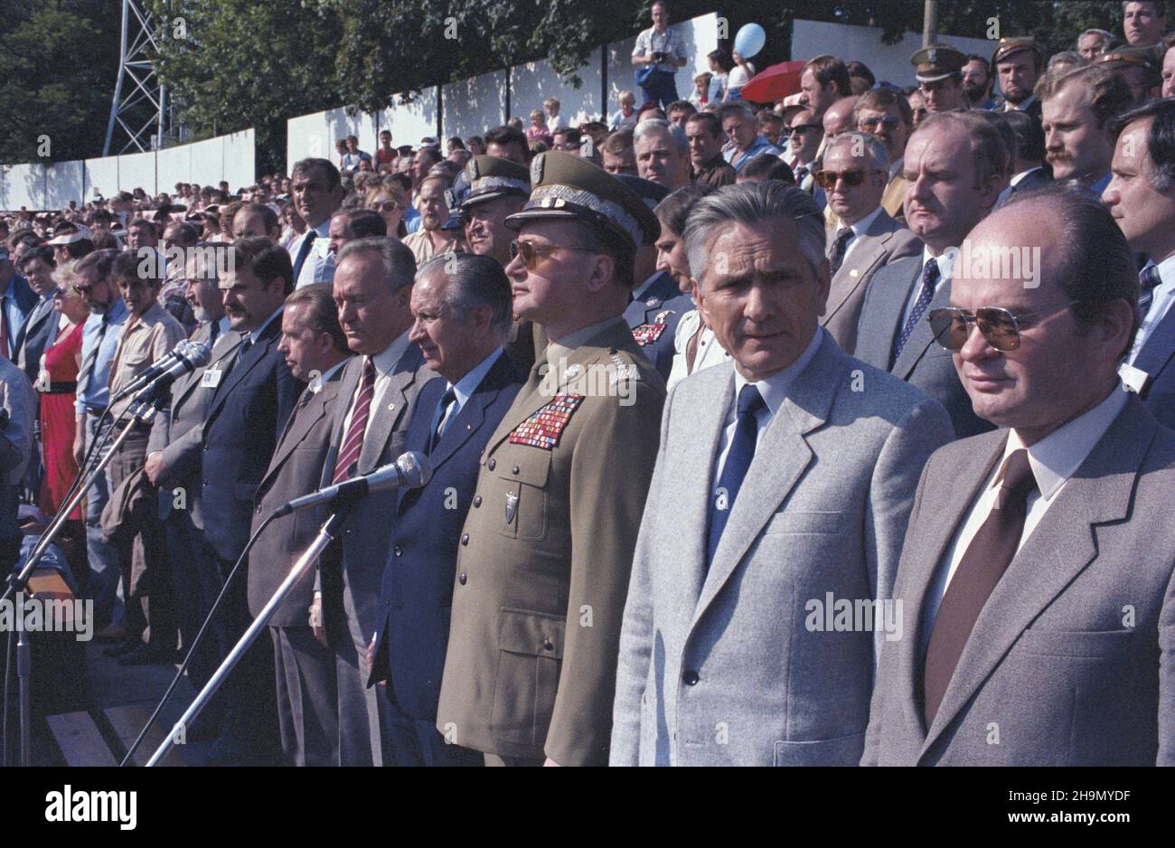 Poznañ 08.07.1984.XI Ogólnopolska Spartakiada M³odzie¿y.Igrzyska sportowe dla juniorów W Polskiej Rzeczpospolitej Ludowej, organizawane przez G³ówny Komitet Kultury Fizycznej i Turystyki oraz Ministerstwo Oœwiaty i Wychowania.NZ. na trybunach m.in.: i sekretarz KC PZPR, prezes Rady Ministrów PRL genera³ Wojciech Jaruzelski (C). Js PAP/Tadeusz ZagoŸdziñskiPoznan 08 juillet 1984.Le 11e Concours national de sport pour la jeunesse, appelé Spartakiada, est l'événement sportif pour les jeunes de la République populaire polonaise organisé par la principale Commission de la culture physique et du tourisme et le Ministère de l'éducation Banque D'Images