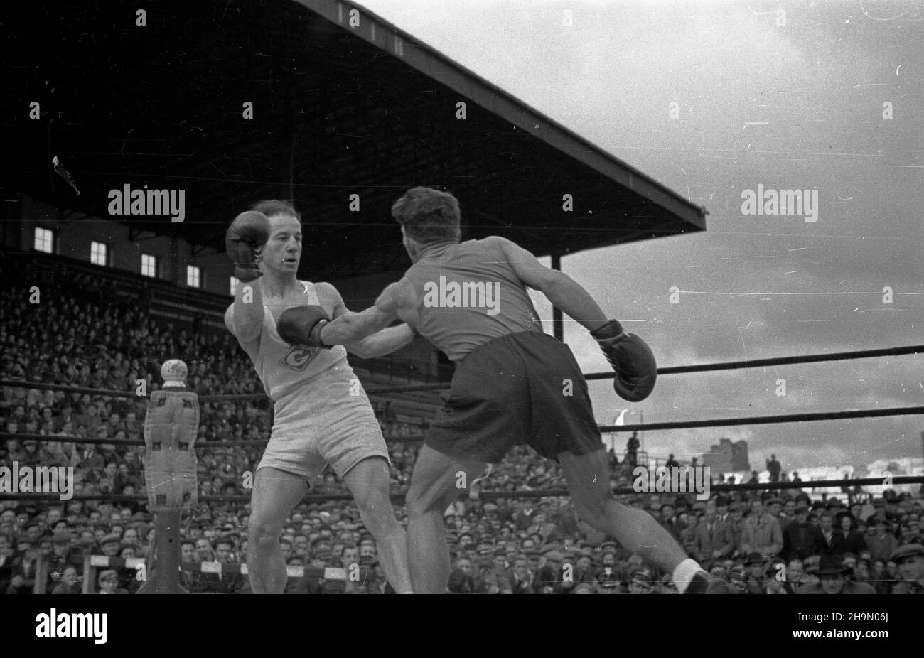 Varsovie, 1948-10-10.Z okazji czwartej rocznicy istnienia Milicji Obywatelskiej odby³y siê zawody bokserskie na stadionie Wojskowego Klubu Sportowego Legia.Gwardia Warszawa walczy³a z reprezentacj¹ Gwardii z prowincji, opart¹ na by³ym Milicyjnym Klubie Sportwym Gdañsk.Sêdziowa³ kpt.Julian Neuding.Wygra³a Varsovie 10:4.NZ. na ringu Komuda z Gwardii (L) kontra Aleksy Antkiewicz, pojedynek W wadze lekkiej. mw PAPVarsovie, le 10 octobre 1948.Un concours de boxe a eu lieu pour marquer le 4e anniversaire de Citizens Milice Mo à Legia, le club de sport militaire.Gwardia Warszawa a combattu avec une provin Banque D'Images