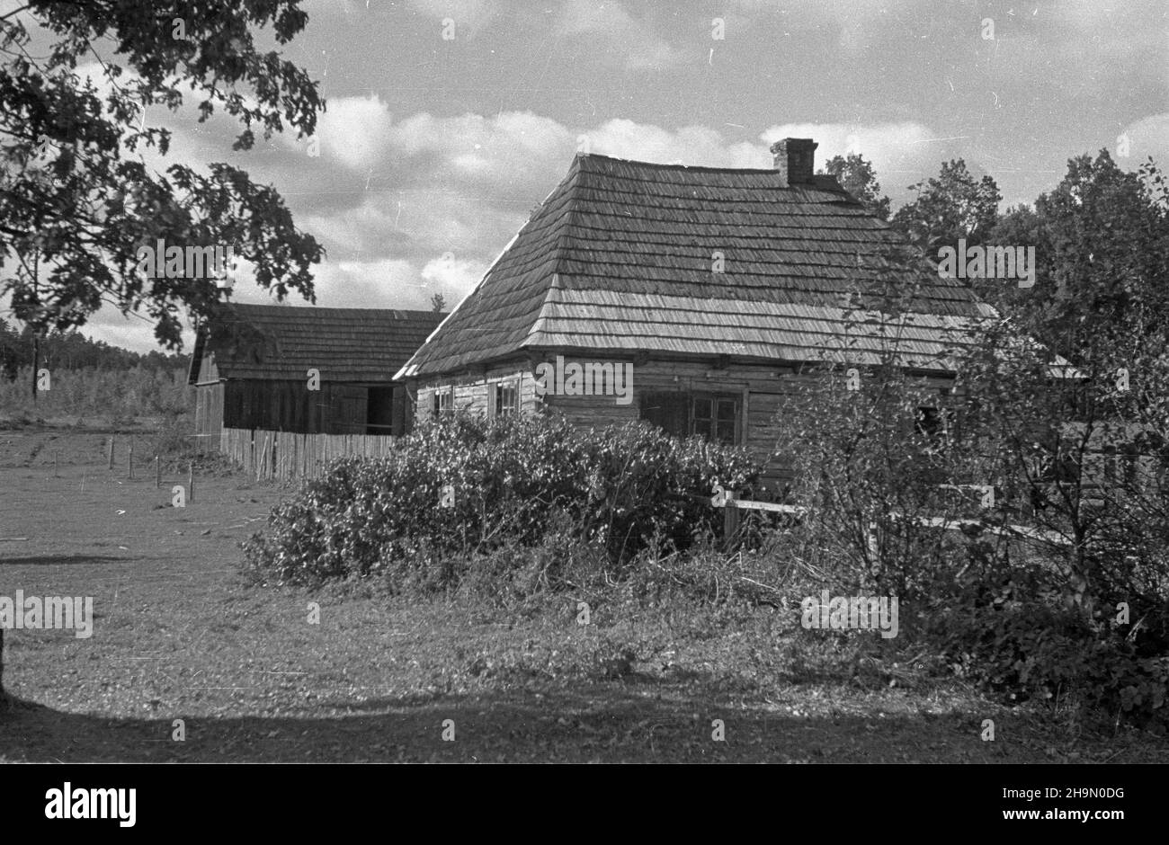 Suchedniów, 1948-10-10.Uroczystoœæ uruchomienia radiowêz³a maj¹cego obs³ugiwaæ ponad 500 g³oœników W okolicznych miejscowoœciach.NZ. Ceramiczne izolatory nad oknem, do domu jest doprowadzony pr¹d, bêdzie mo¿na s³uchaæ audycji radiowych. mw PAPSuchedniow, 10 octobre 1948.Cérémonie d'inauguration du système de radiodiffusion.Le système devait atteindre plus de 500 récepteurs dans les localités voisines.Photo: Isolateurs de céramique au-dessus de la fenêtre, la maison est électrifiée, il sera possible d'écouter des programmes radio. mw PAP Banque D'Images