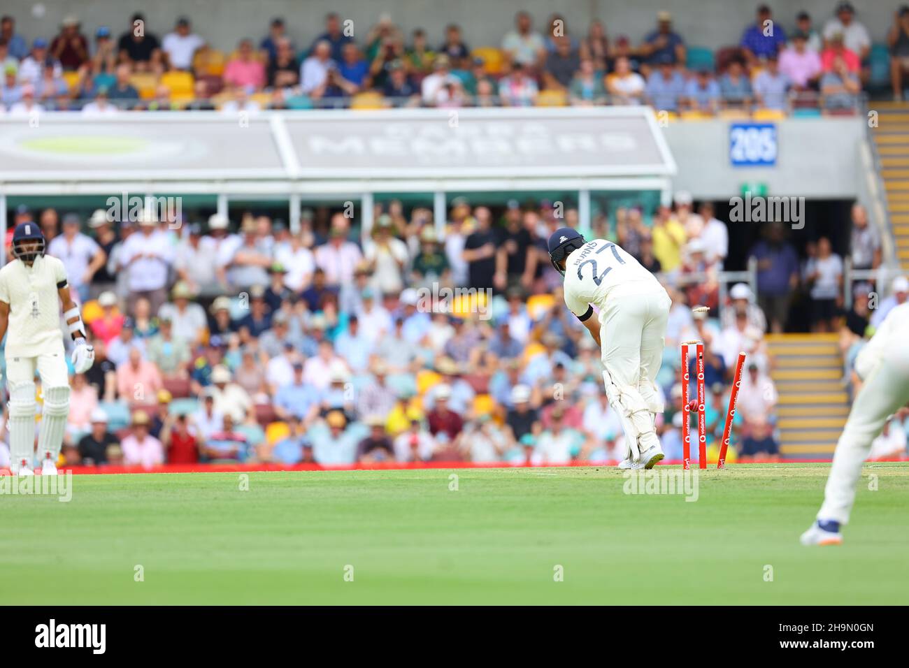 Rory Burns, rejeté par Mitchell Starc dans la première balle du match Banque D'Images