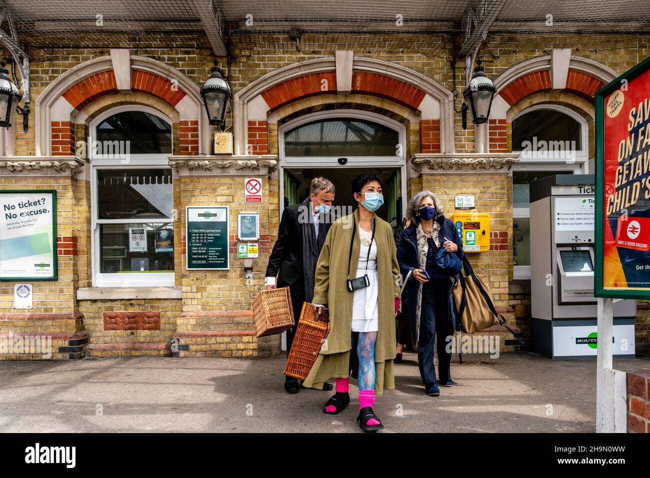 Les fans de l'Opéra arrivent à la gare de Lewes, en route vers l'opéra de Glyndebourne, à Lewes, Sussex, Royaume-Uni. Banque D'Images