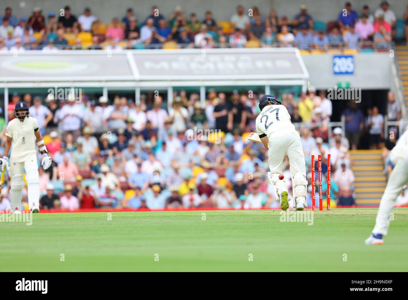 Brisbane, Royaume-Uni.27 octobre 2021.Rory Burns, rejeté par Mitchell Starc lors de la première balle du match à Brisbane, Royaume-Uni, le 10/27/2021.(Photo de Patrick Hoelscher/News Images/Sipa USA) crédit: SIPA USA/Alay Live News Banque D'Images