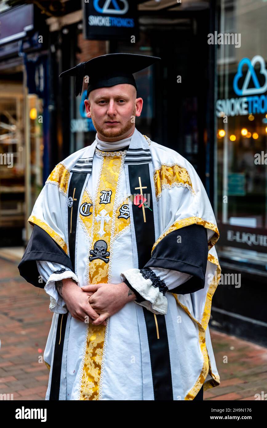 Des membres de la Cliffe Bonfire Society vêtus de costumes religieux dans les rues de Lewes avant les célébrations annuelles de la nuit de Bonfire, à Lewes, au Royaume-Uni. Banque D'Images