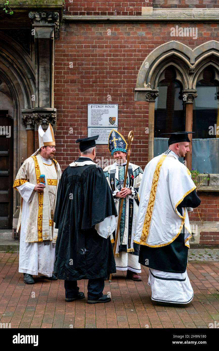 Des membres de la Cliffe Bonfire Society vêtus de costumes religieux dans les rues de Lewes avant les célébrations annuelles de la nuit de Bonfire, à Lewes, au Royaume-Uni. Banque D'Images