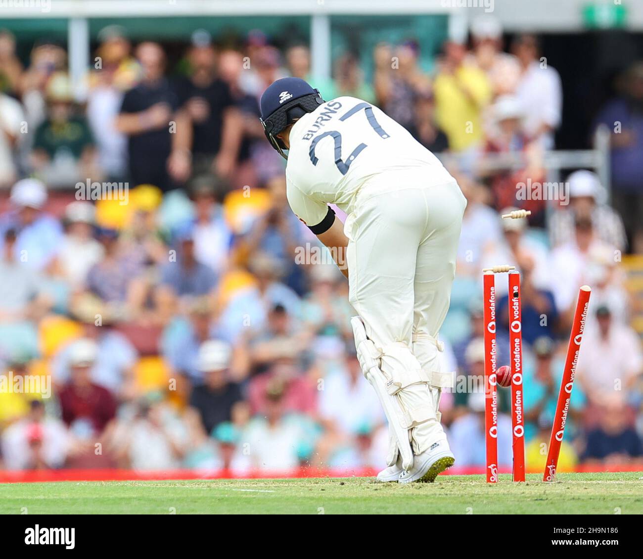 Rory Burns, rejeté par Mitchell Starc dans la première balle du match. Banque D'Images
