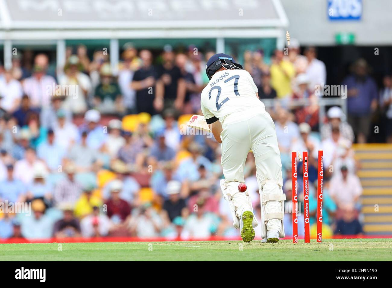 Rory Burns, rejeté par Mitchell Starc dans la première balle du match Banque D'Images