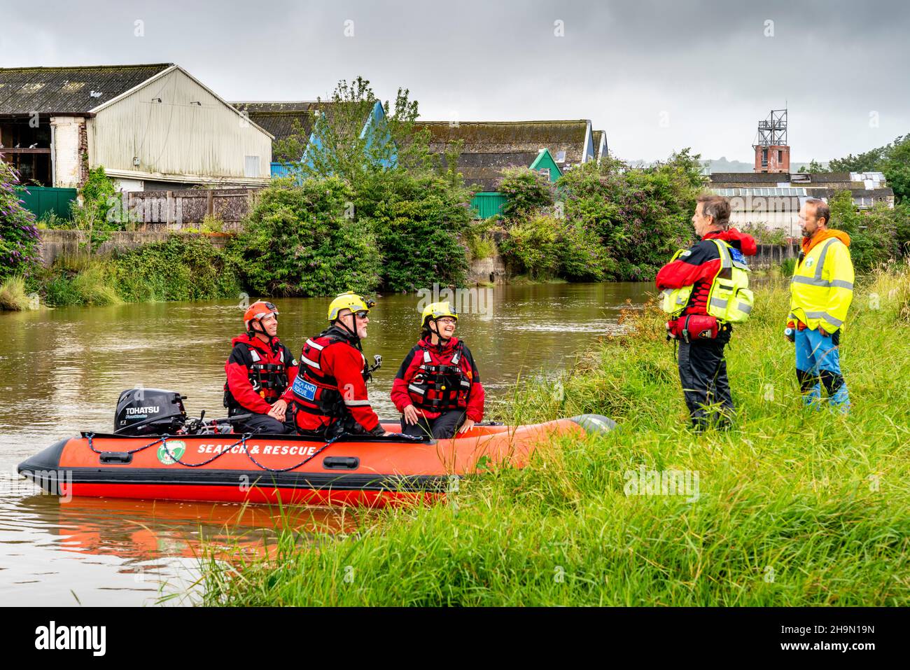 Un bateau de recherche et de sauvetage des basses terres patrouille l'Ouse de la rivière pendant la course annuelle de radeau de Lewes à Newhaven, à Lewes, dans le Sussex, au Royaume-Uni. Banque D'Images