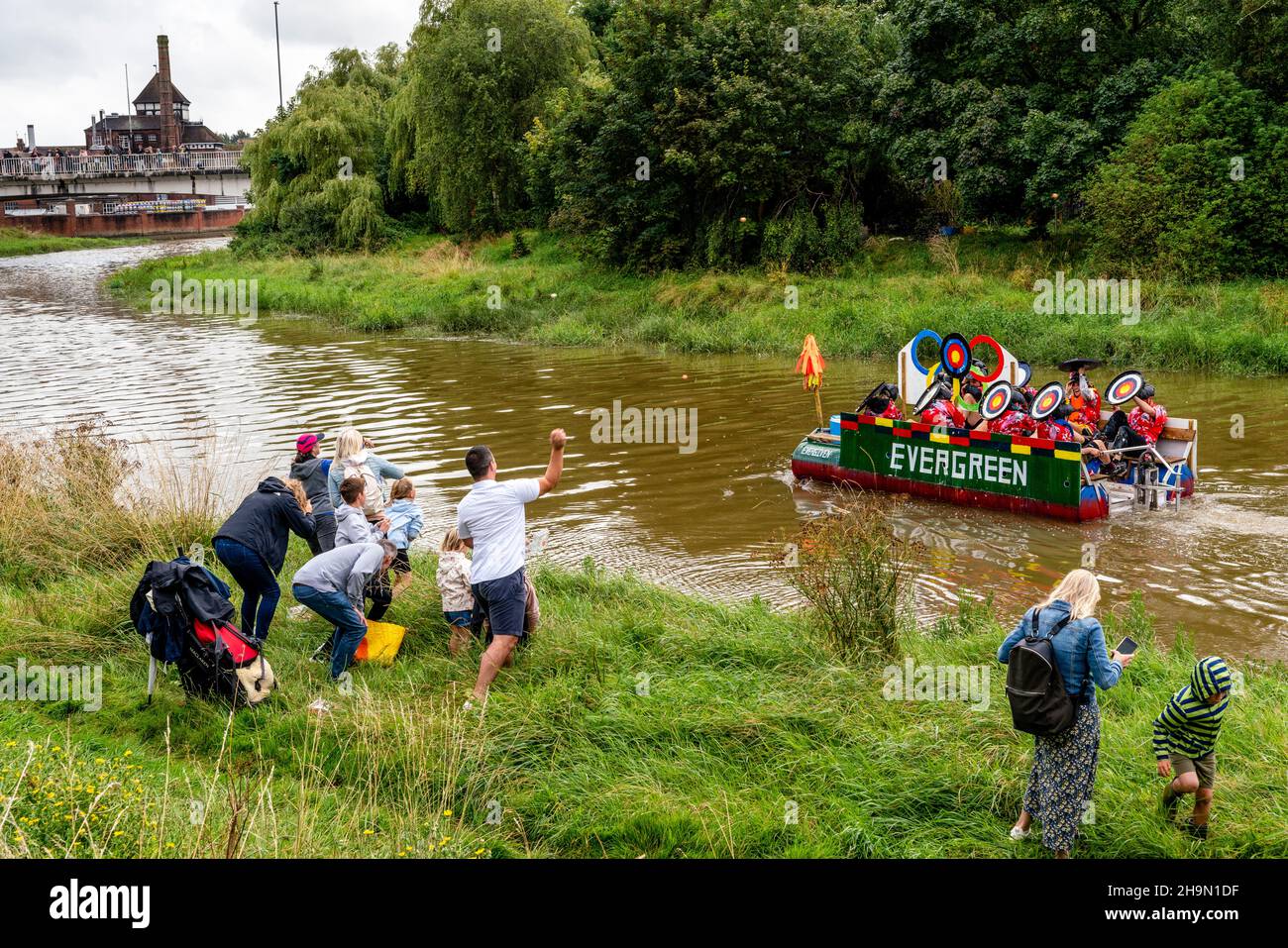 La course annuelle de radeau de Lewes à Newhaven sur la rivière Ouse, Lewes, Sussex, Royaume-Uni. Banque D'Images