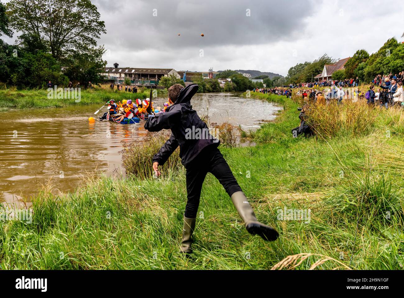 La course annuelle de radeau de Lewes à Newhaven sur la rivière Ouse, Lewes, Sussex, Royaume-Uni. Banque D'Images