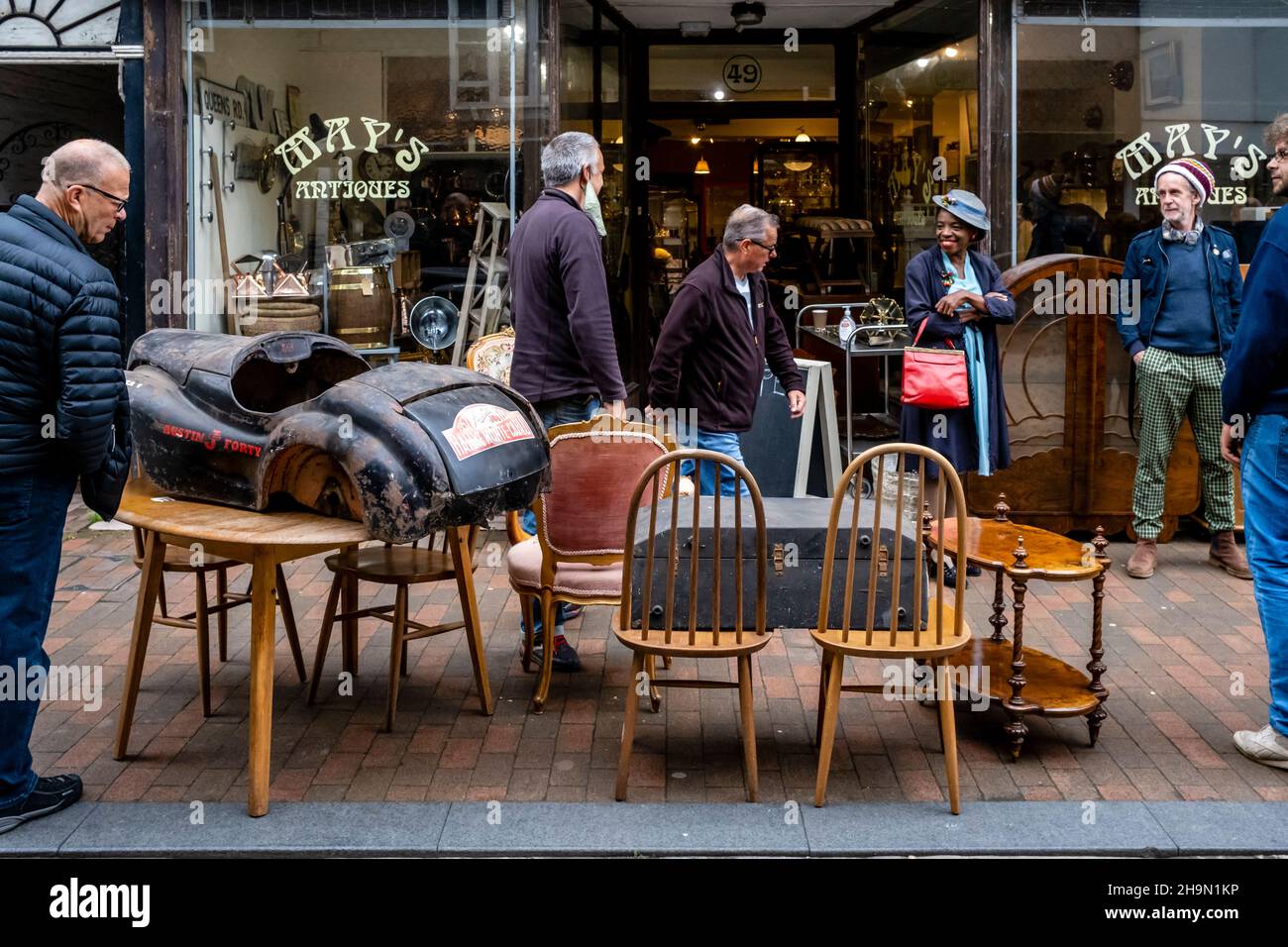 Personnes qui naviguant à l’extérieur de May’s Antique Shop, High Street, Lewes, Sussex, Royaume-Uni. Banque D'Images