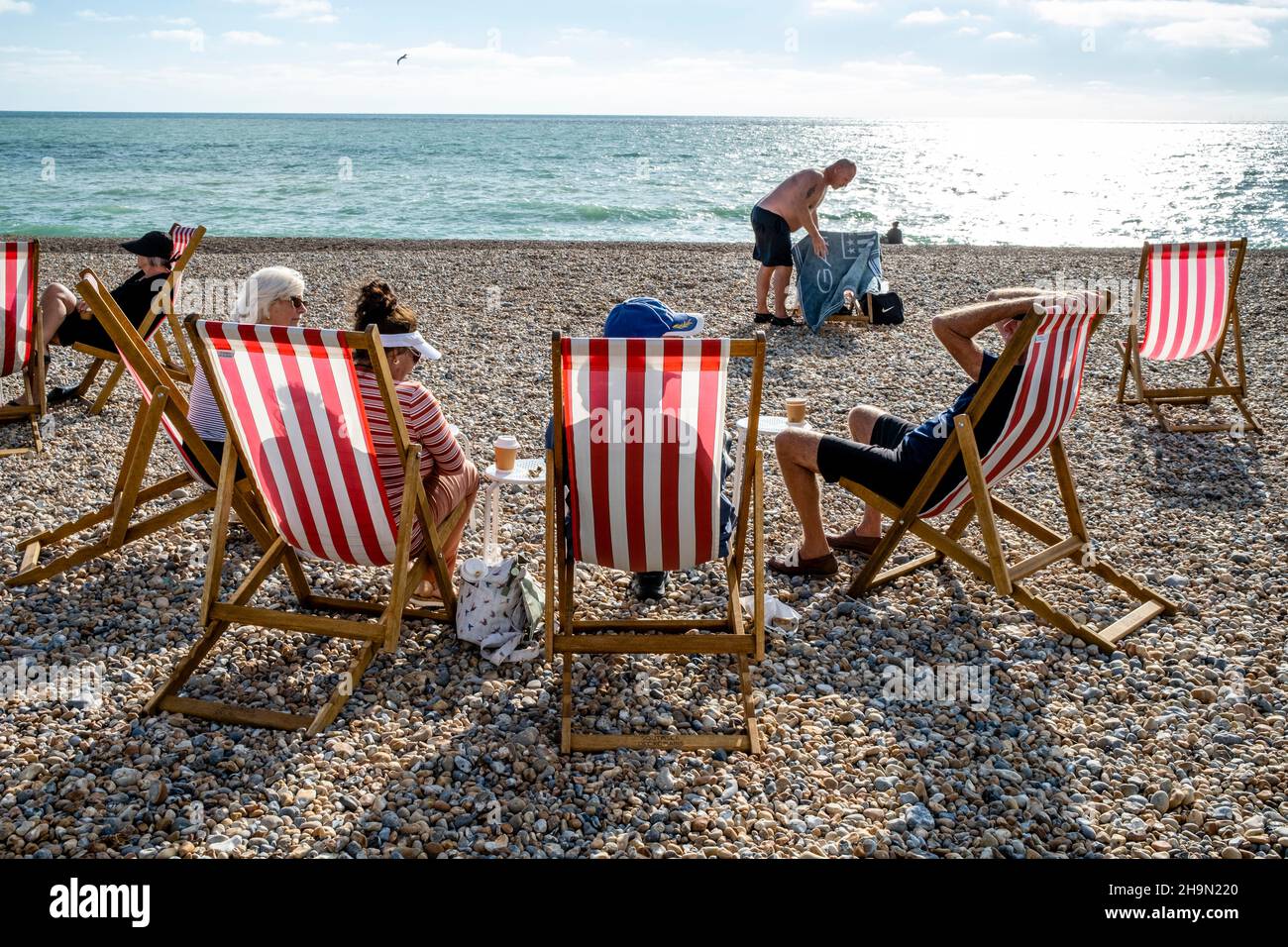 Personnes appréciant le soleil d'été sur Seaford Beach, Seaford, East Sussex, Royaume-Uni. Banque D'Images