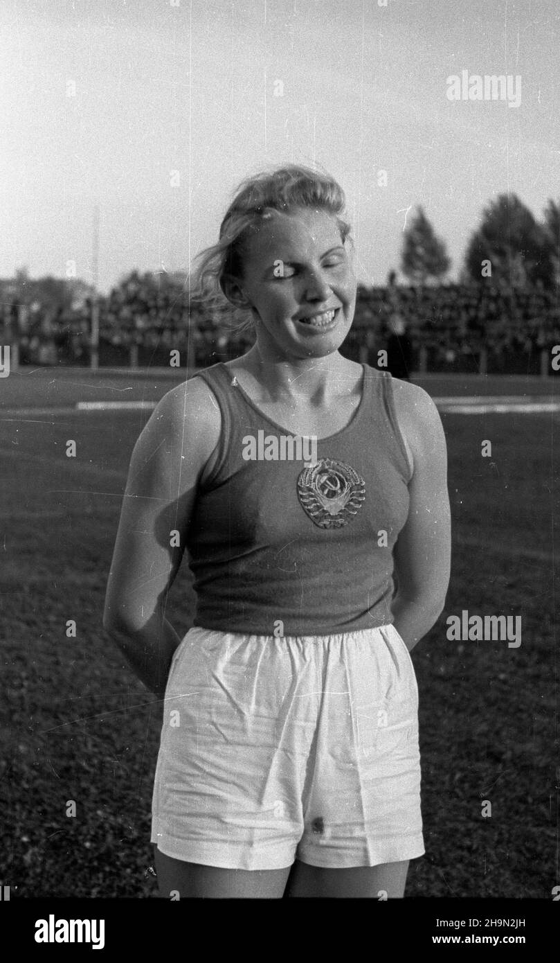 Varsovie, 1948-10-15.OD 10 DO 26 paŸdziernika przebywa³a W Polsce ekipa  radzieckich sportowców.Wœród nich byli lekkoatleci, którzy W dniach 15-16  paŸdziernika wziêli udzia³ W zawodach na stadionie Wojskowego Klubu  Sportowego Legia, przy ul.£20,90