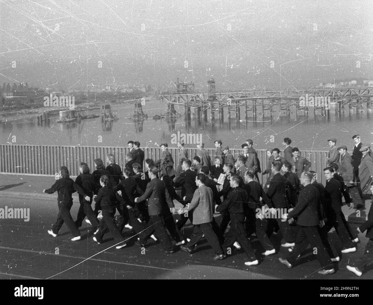 Varsovie, 1948-10-17.Zorganizawane W niedzielê masowe marsze m³odych z okazji rocznicy bitwy pod Lenino.W wydarzeniu sportowym W ca³ym kraju wziê³o udzia³ 15 tysiêcy m³odych ludzi i sportowców.NZ. grupa sportowców na moœcie Poniatowskiego. uu PAP Varsovie, 17 octobre 1948.Des marches de masse de jeunes ont été organisées dimanche pour marquer l'anniversaire de la bataille de Lenino.L'événement sportif a attiré 15,000 jeunes et athlètes dans toute la Pologne.Photo : un groupe d'athlètes sur le pont de Poniatowskiego. uu PAP Banque D'Images
