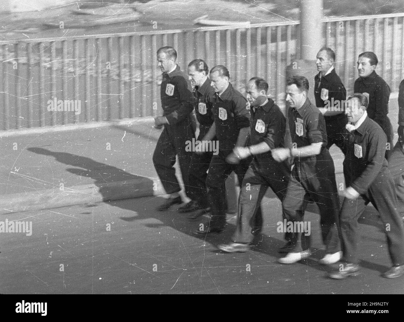Varsovie, 1948-10-17.Zorganizawane W niedzielê masowe marsze m³odych z okazji rocznicy bitwy pod Lenino.W wydarzeniu sportowym W ca³ym kraju wziê³o udzia³ 15 tysiêcy m³odych ludzi i sportowców.NZ. grupa sportowców na moœcie Poniatowskiego. uu PAP Varsovie, 17 octobre 1948.Des marches de masse de jeunes ont été organisées dimanche pour marquer l'anniversaire de la bataille de Lenino.L'événement sportif a attiré 15,000 jeunes et athlètes dans toute la Pologne.Photo : un groupe d'athlètes sur le pont de Poniatowskiego. uu PAP Banque D'Images