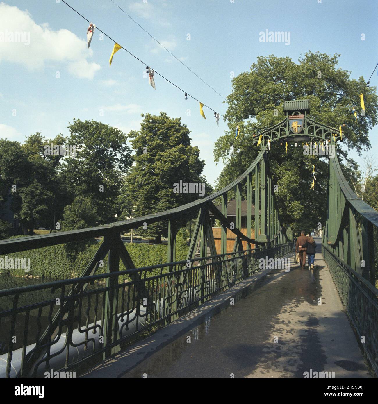 Opole 06.1984.La plupart pieszy na M³ynówce, zwany groszowym. Js PAP/Wojciech Kryñski Dok³adny dzieñ wydarzenia nieustalony.Opole, juin 1984.Un pont piétonnier sur la rivière Mlynowka. Js PAP/Wojciech Krynski jour d'événement inconnu Banque D'Images