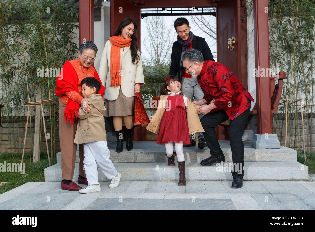 Une maison de famille heureuse pour se réunir avec le vieil homme tout au long de la nouvelle année Banque D'Images