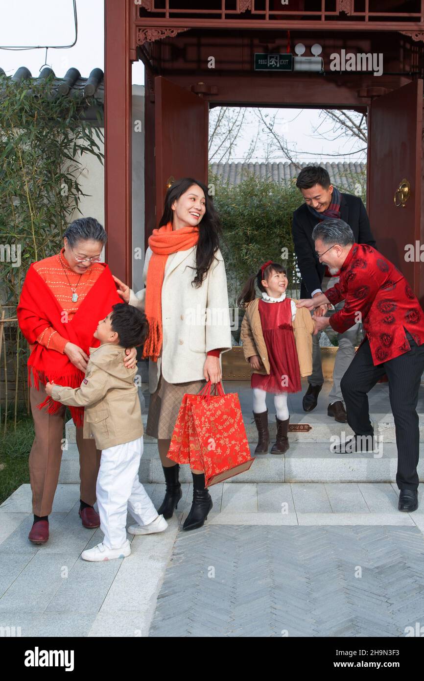 Une maison de famille heureuse pour se réunir avec le vieil homme tout au long de la nouvelle année Banque D'Images