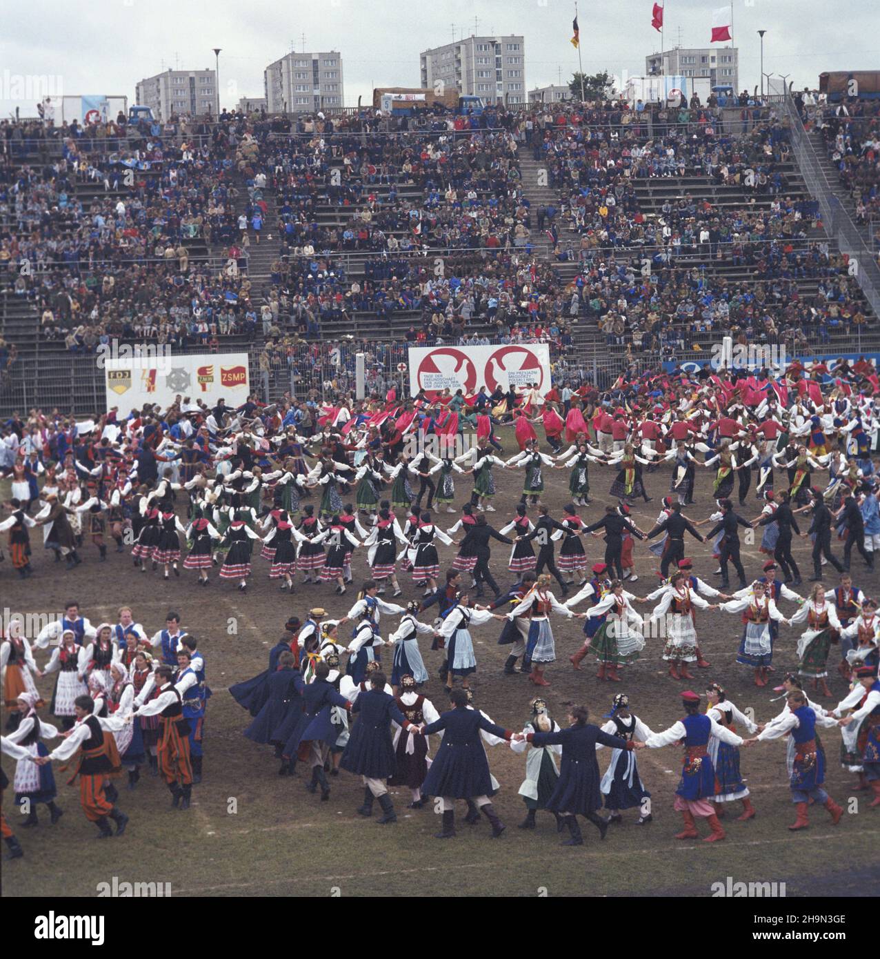 Szczecin 06.1984.Drugie DNI PrzyjaŸni M³odzie¿y Polski i Niemieckiej Republiki Demokratycznej, zorganizowane przez Chor¹giew Zachodniopomorsk¹ ZHP (Zwi¹zek Harcerstwa Polskiego) odby³y siê W dniach 22-24.06.NZ. Wystêpy artystyczne na Stadionie im.Floriana Krygiera. Js PAP/Grzegorz Rogiñski Dok³adny dzieñ wydarzenia nieustalony.Szczecin, juin 1984.La deuxième journée de la jeunesse polonaise - allemande de l'est organisée par l'Union polonaise Pathfinder (22 au 24 juin).Photo : festivités sur le stade Florian Krygier. Js PAP/Grzegorz Roginski jour de l'événement inconnu Banque D'Images