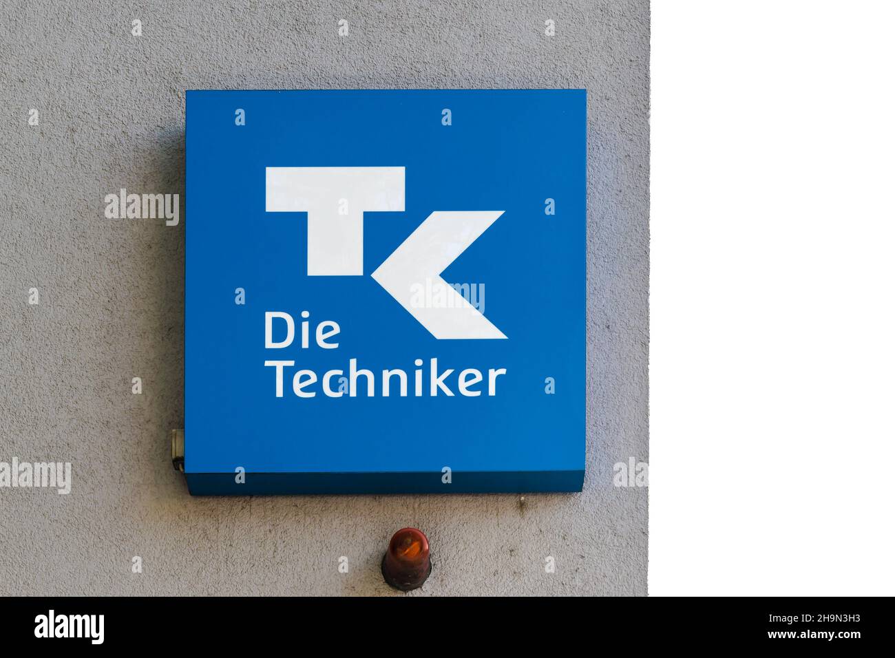 GIESSEN, ALLEMAGNE - 2021 04 09: Signe de l'assurance maladie Techniker Krankenkasse - TK - Die Techniker à Giessen, Allemagne Banque D'Images
