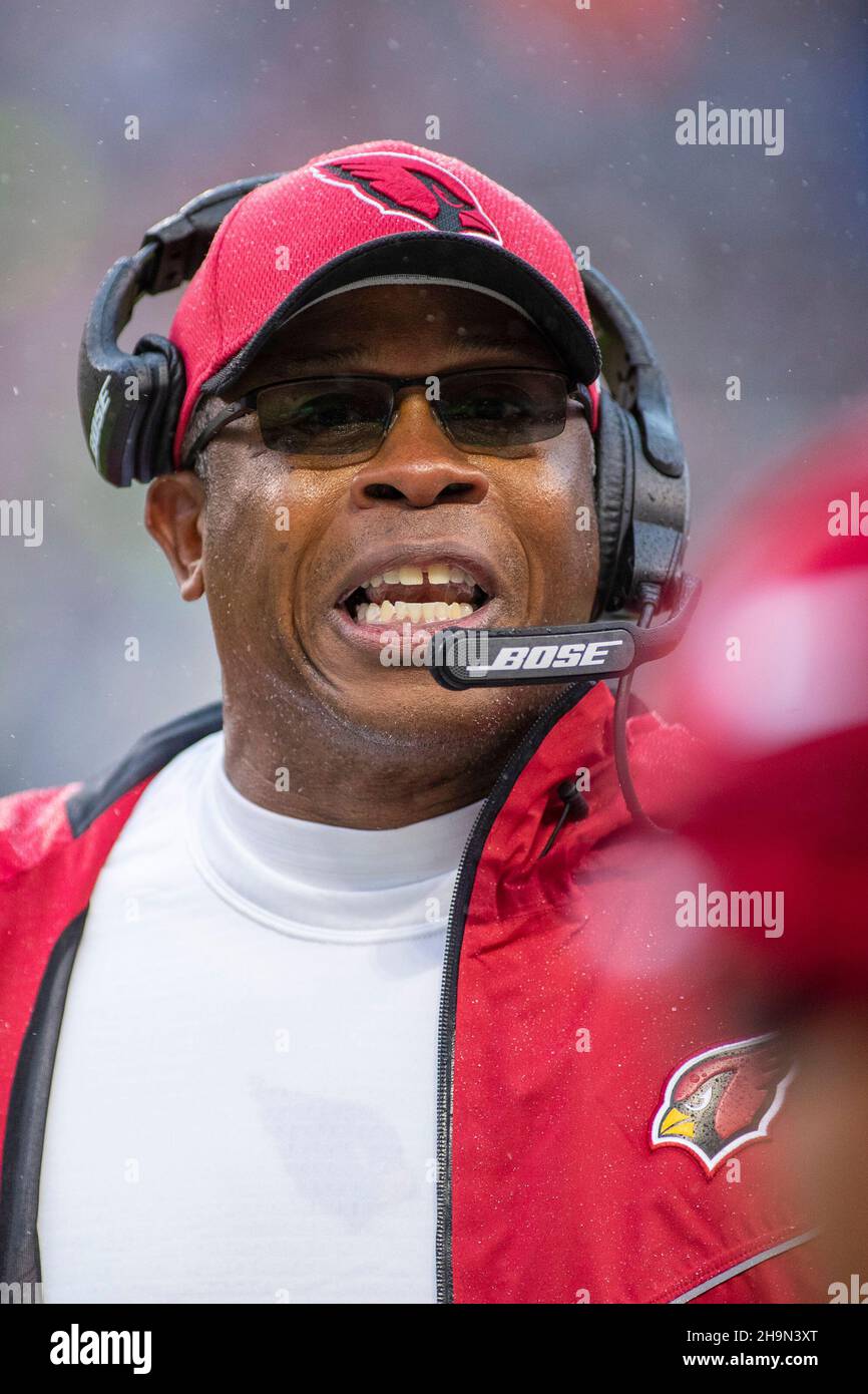 Chicago, Illinois, États-Unis.05e décembre 2021.- le coordinateur défensif des Cardinals Vance Joseph discute avec ses joueurs pendant le match de la NFL entre les Cardinals de l'Arizona et les ours de Chicago au Soldier Field à Chicago, il.Photographe : Mike Wulf.Crédit : csm/Alay Live News Banque D'Images