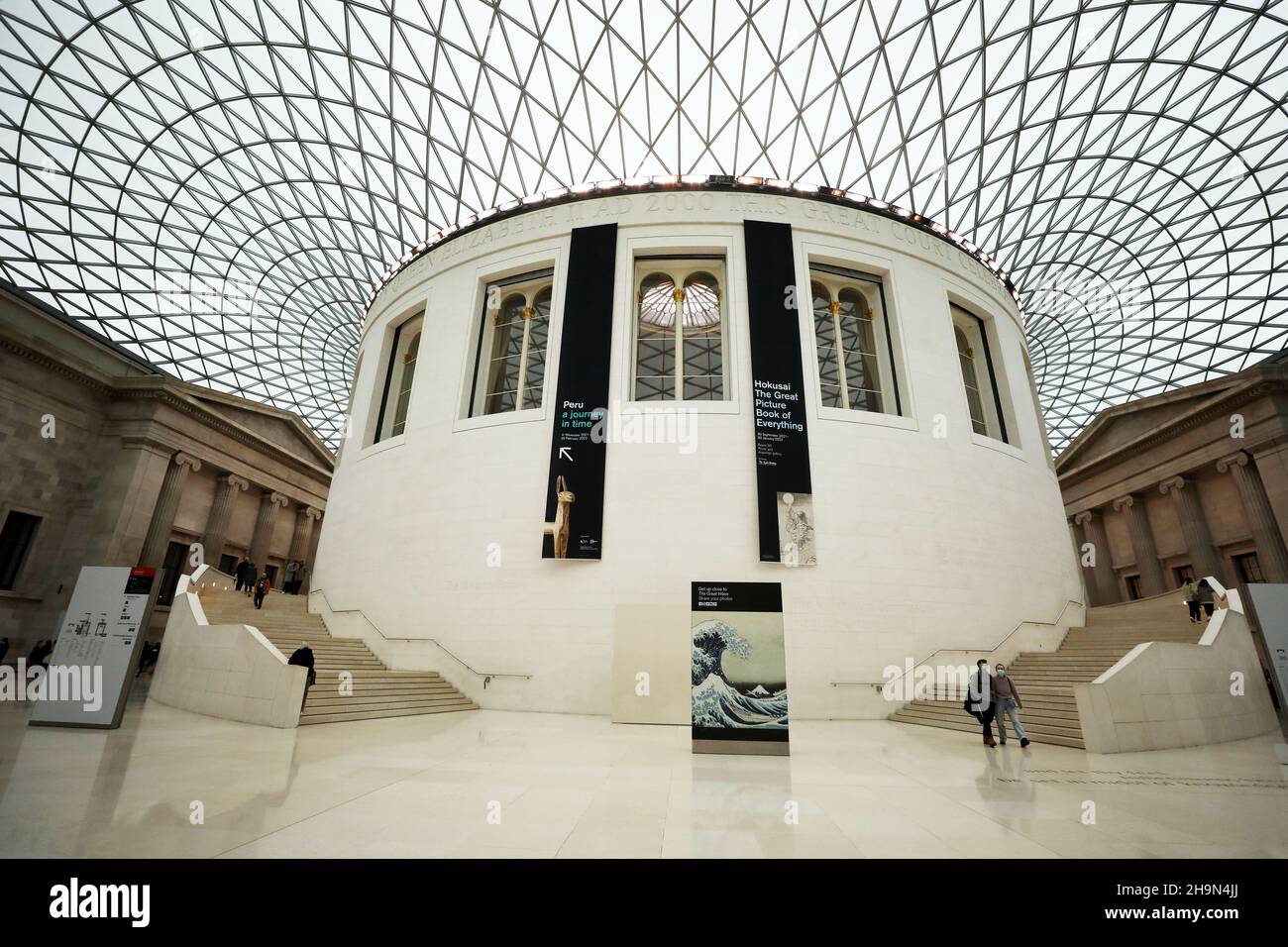 Londres, Grande-Bretagne.7th décembre 2021.Les visiteurs sont vus au British Museum à Londres, en Grande-Bretagne, le 7 décembre 2021.101 autres cas de la variante Omicron COVID ont été signalés en Grande-Bretagne, portant le total à 437, ont confirmé mardi les autorités sanitaires britanniques.Crédit : Li Ying/Xinhua/Alay Live News Banque D'Images