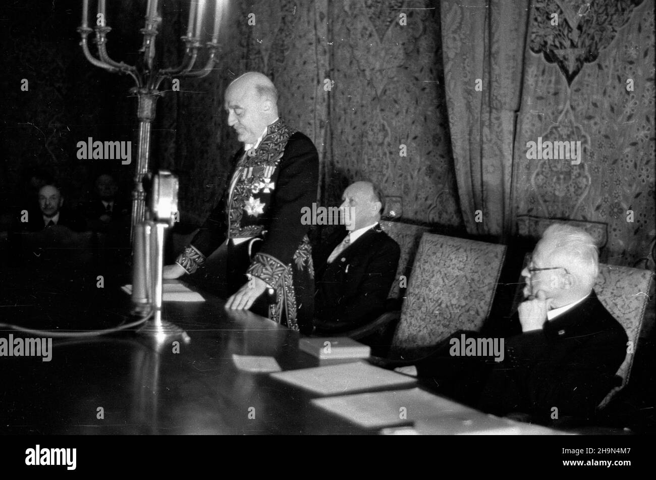 Cracovie, 1948-10-25.W dniach 25-27 paŸdziernika trwa³y uroczyste obchody 75-lecia istnienia Polskiej Akademii Umiejêtnoœci.Otwarcie zjazdu odby³o siê W Sali Senatorskiej Zamku Królewskiego na Wawelu.NZ. Przemawia prof.Jacques Lacour-Gayet z Instytutu Francuskiego (Institut de France).ZA nim prèzes PAU Kazimierz Nitsch (P) i wiceprèzes Stefan Pieñkowski (L). pw PAPCracovie, le 25 octobre 1948.Les cérémonies marquant le 75th anniversaire de l'Académie polonaise des compétences (PAU) ont eu lieu du 25 au 27 octobre.L'ouverture du congrès a eu lieu dans la salle des sénateurs du château royal de Wawel.Photo : prof Banque D'Images