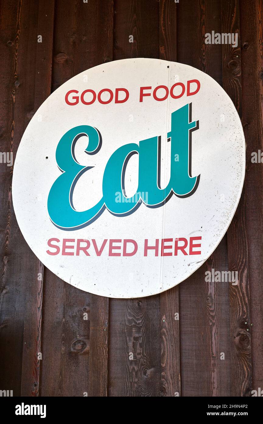 Grand panneau indiquant la bonne nourriture servie ici. Banque D'Images