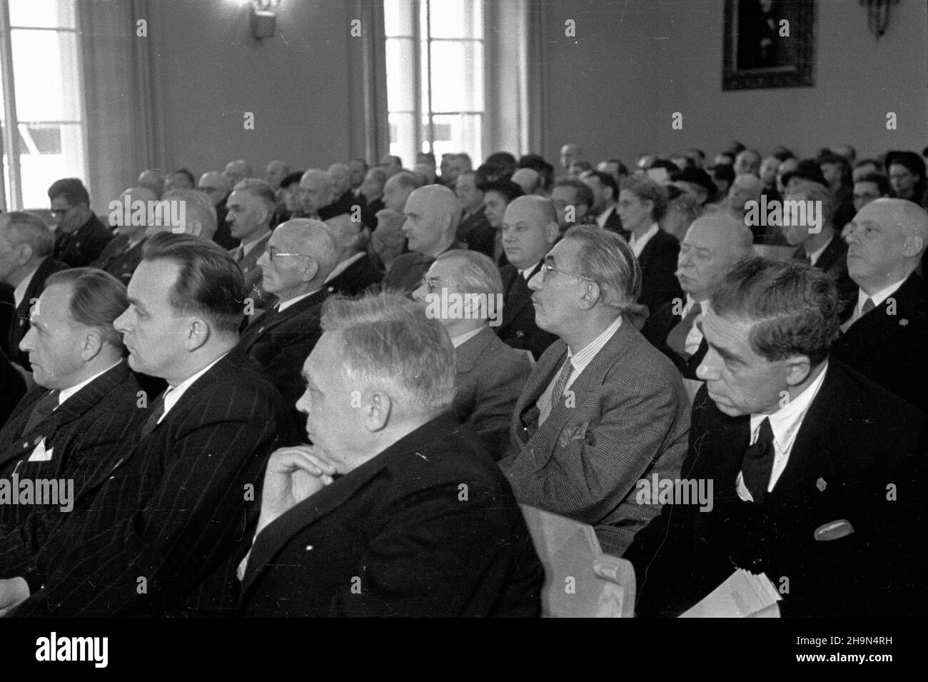 Cracovie, 1948-10-25.Pierwszy dzieñ obchodów jubileuschu 75-lecia istnienia Polskiej Akademii Umiejêtnoœci.Popo³udniowe obrady W gmachu PAU przy ul.S³awkowskiej n° 17.NZ. w pierwszym rzêdzie m.in. Sekretarz ambasady brytyjskiej Sr. Winch (3P). uu PAP Cracovie, 25 octobre 1948.La première journée de cérémonies marquant le 75th anniversaire de l'Académie polonaise de l'apprentissage (PAU).Les débats de l'après-midi au siège DE PAU, au 17 rue Slawkowska.Photo: Dans le rang de 1st parmi d'autres secrétaire de l'ambassade britannique, Sr. Winch (3rd rigth). uu PAP Banque D'Images