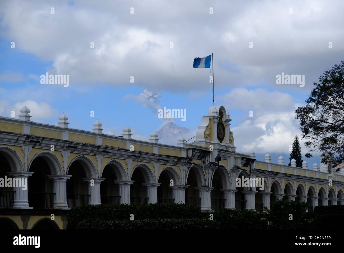 Guatemala Antigua Guatemala - Palacio de los Capitanes Generales et volcan Acatenango Banque D'Images